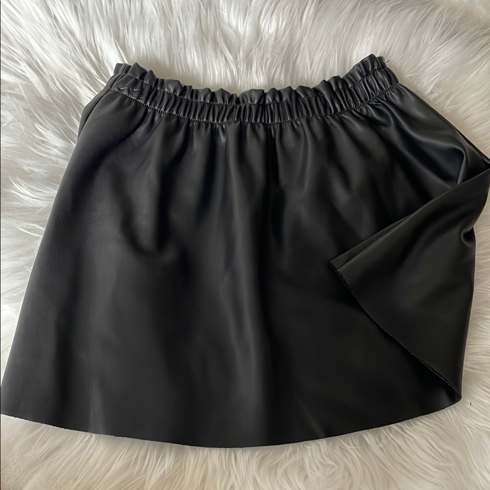 Isaac Mizrahi Girls Elegant Black Faux Leather Skirt, size 10/12